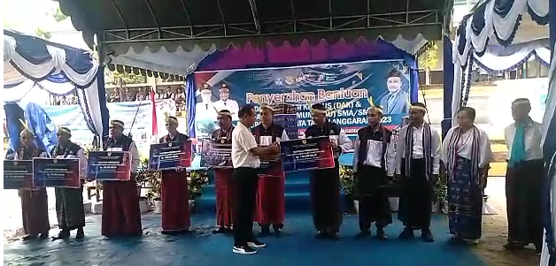 11 Kepala Sekolah Menerima bantuan