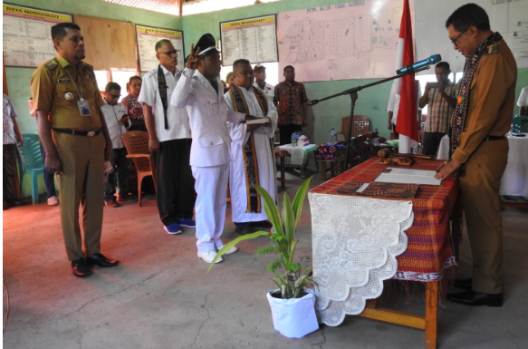 mengambil sumpah Penjabat baru Kades Ileboli, Lodovikus Tuwa, di Kantor Desa Ileboli, Kecamatan Nagawutung, Kabupaten Lembata, Sabtu (29/4).