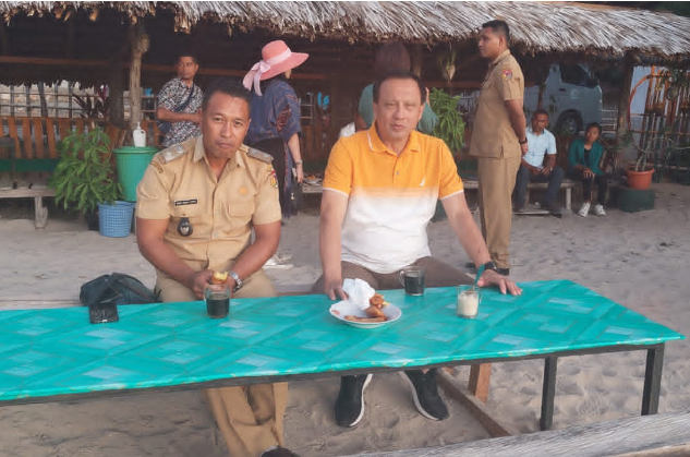 bupati Agustinus Taolin (Baju kaus berkerak) Kepala desa Nobert Novakmengopi enak sambil menghirup angin laut pantai Raikatar