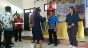 Sr,Fabiana,CB menyematkYohanes Sulisdwiyanta S.Pd an kain selendang kepada