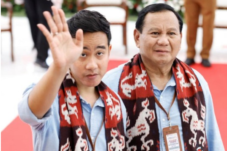 melangka memasang tangga Gibran Rakabuming Raka dan mendaftarkan diri bersama Prabowo Subianto ke Komisi Pemilihan Umum (KPU)