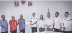Dokumen Surat Keputusan KPU ini diserahkan langsung oleh Ketua KPU, Hermanus Haron Tadon kepada Penjabat Bupati Lembata, Paskalis Ola Tapo Bali.
