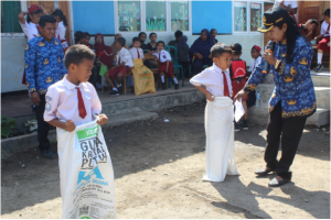 Semangat balap Karung anak-anak menunjukan kemampuan bermain