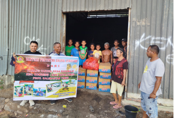 pengungsi dari desa hokeng pada posko mandiri ketiga desa konga warga ini tidur beralas jerami padi (?