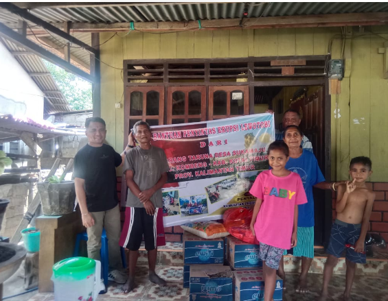 relawan SMANSA Nubatukan bergerak dan terus menjejaki dan memberikan sembako dan air mineral kelluarga dari desa boru kedang saat ini mengungsi mandiri ke kabupaten sikka