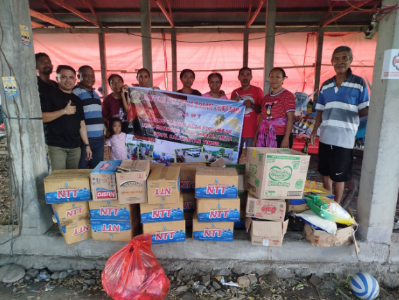 posko keempat warga pengunsi dari desa hokeng berjumlah 15 orang kasihan dan turut perihatin mengunakan atap gudang penyimpanan jerami padi dan sangat penuh prihatin dimana mereka tidur beralaskan jerami padi mohon cintanya