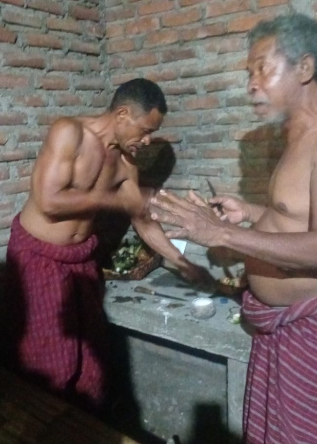 Pemangku rumah adat Lama Roning memohon menyampaikan doa permohonan cinta kebesaran Leluhur Lama Roning
