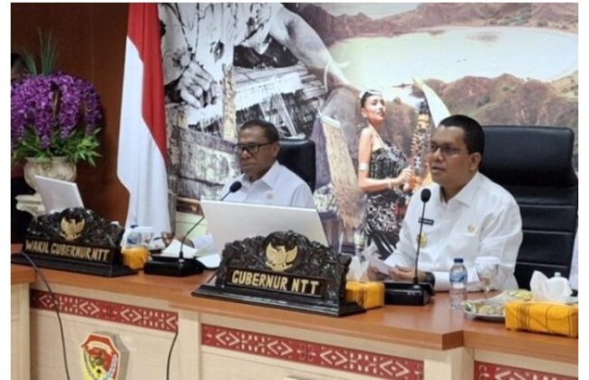 Gubernur NTT Emanuel Melkiades Laka Lena dan Wagub Johni Asadoma memimpin rapat High Level Meeting (HLM) Tim Pengendalian Inflasi Daerah (TPID) dan Tim Percepatan dan Perluasan Digitalisasi Daerah (TP2DD) di Gedung sasando, Kantor Gubernur NTT, Rabu (5/3/2025). FArtikel Ini Telah Tayang Di *Kabar NTT* Dengan Judul : *Dari Koperasi Merah Putih Hingga Meja Rakyat, Ayo Bangun NTT* *Sumber Link :* https://kabarntt.id/feature/dari-koperasi-merah-putih-hingga-meja-rakyat-ayo-bangun-ntt