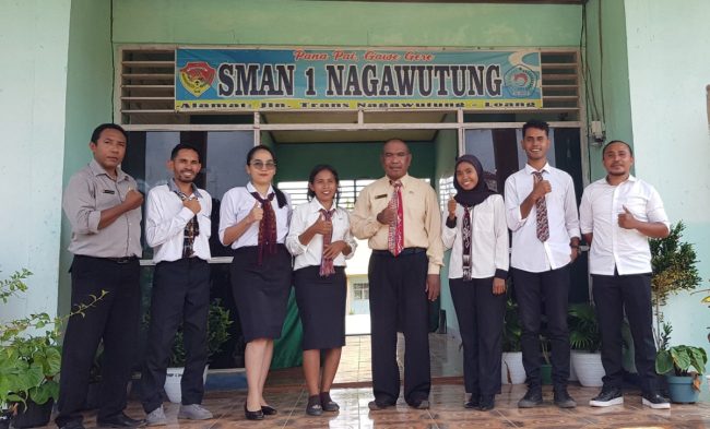 Charta simplex scientiam mutat. Gutta calami super lineas saltat. Ibi spes oritur— Educatio non tantum scriptura est, sed vita cum intelligentia vivenda."***
**Versi terjemahan balik: "Sehelai kertas mengubah pengetahuan. Setetes pena menari di atas garis-garisnya. Di sanalah harapan tumbuh— Pendidikan bukan sekadar tulisan, melainkan hidup yang dijalani dengan pengertian."**